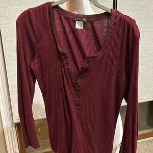 Venus NWOT maroon top. Size M